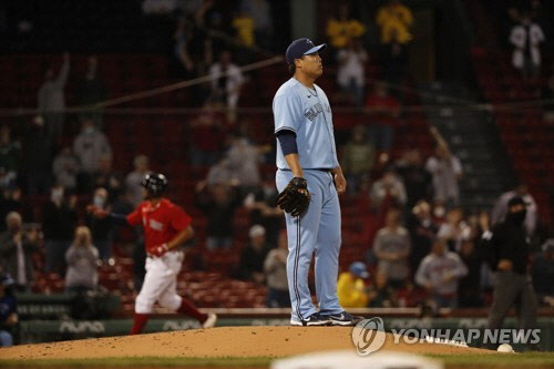 보하르츠에게 스리런 홈런 내주고 아쉬워하는 류현진.           AP=연합뉴스